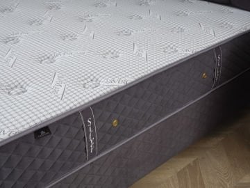 SİLVER Loft Geometrik Seri - Formunu Koruyan Uzun Ömürlü Yatak, Sofistike Kare Kapitone Başlık ve Yalın Tasarım Fonksiyonel Baza